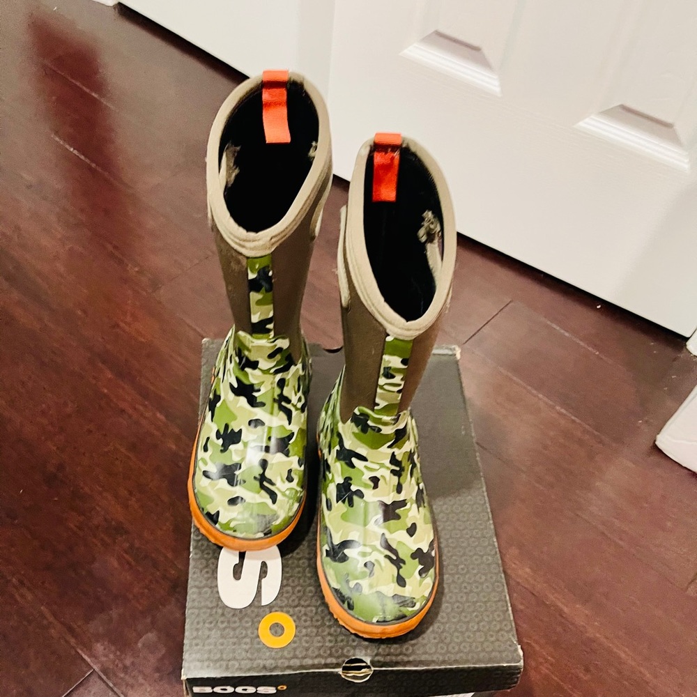 Bogs camo green w/ orange trim kids size 4